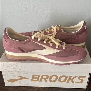 Brooks Unisex Vanguard Heritage Dusty Rose and Cream Retro Runner Sneakers